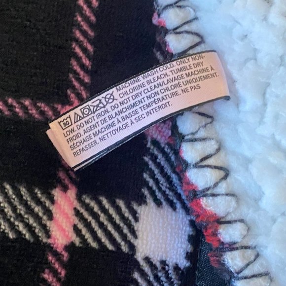 Victoria Secret Red Plaid Throw Blanket 100% Recycled Polyester - Picture 8 of 9